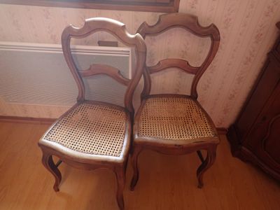deux chaises assises l'une à côté de l'autre dans une pièce