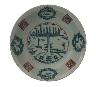 une assiette bleue et blanche ornée d'un motif