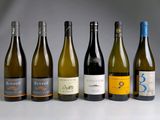 plusieurs bouteilles de vin sont alignées sur une table