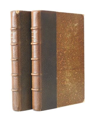 un vieux livre avec deux reliures en cuir posées l'une sur l'autre