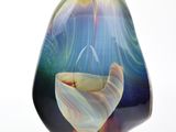un vase en verre orné d'un motif coloré