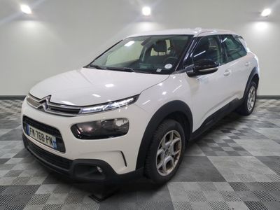 la citrole blanche est garée dans le garage sur un sol en damier