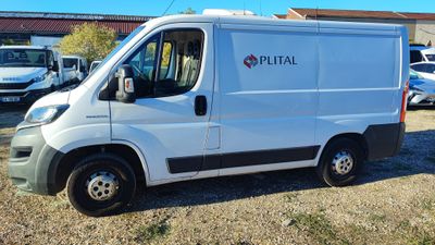 une camionnette blanche garée dans un parking