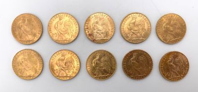 gros plan d'un paquet de pièces d'or sur une surface blanche