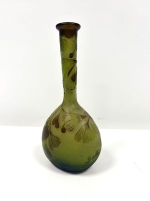 un vase vert orné d'un motif floral