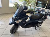 un scooter garé dans un showroom