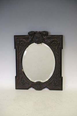 un miroir ancien en bois, doté d'un cadre sculpté sur un fond blanc