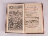 un vieux livre sur lequel figure l'image d'une ville