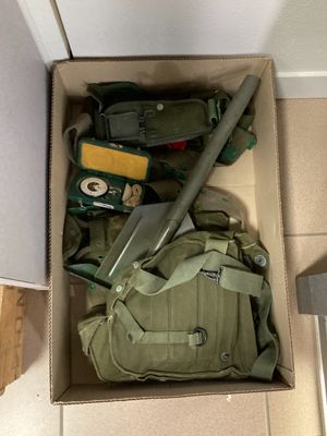 une boîte contenant un couteau, un sac à dos et d'autres objets