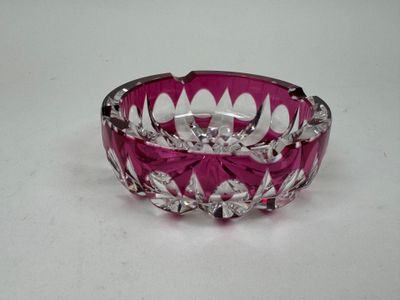 bol en verre violet avec des motifs argentés sur fond blanc