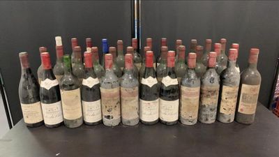 plusieurs bouteilles de vin sont alignées sur une table