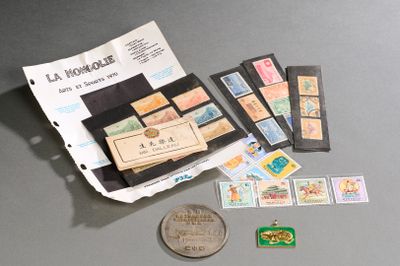 beaucoup de timbres et une pièce de monnaie posés sur une table