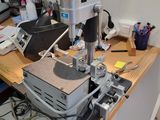 une machine posée sur une table