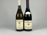 deux bouteilles de vin posées l'une à côté de l'autre sur une table
