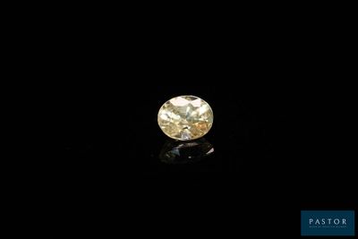 un diamant jaune sur fond noir