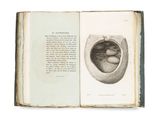 un livre ouvert dans lequel figure le dessin d'un cœur humain