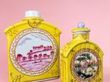 deux petits vases jaunes et blancs ornés d'une image de chevaux