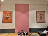 deux photos encadrées accrochées au mur d'un café