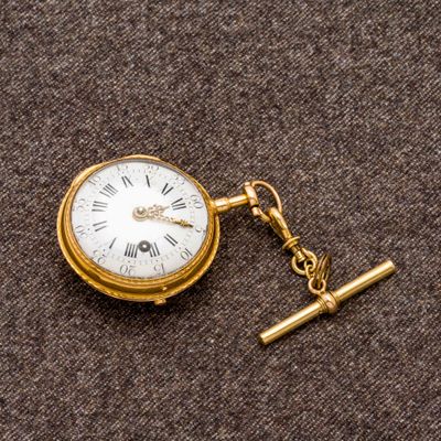 une montre de poche en or ornée d'une croix