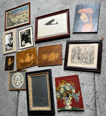 de nombreux tableaux encadrés accrochés au mur, à côté d'une horloge