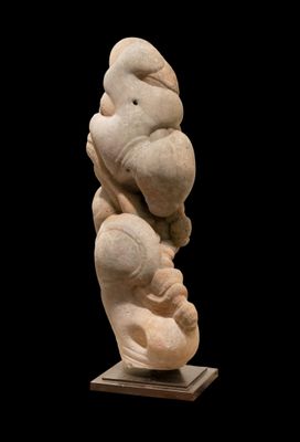 statue d'une femme tenant un bébé dans ses bras