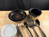 une table en bois sur laquelle sont disposés divers ustensiles de cuisine