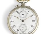 une montre de poche en argent avec des chiffres romains sur le cadran