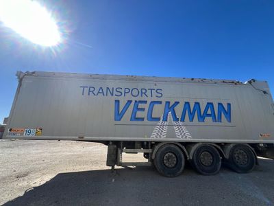 un camion garé sur le côté de la route