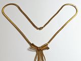gros plan d'un collier en or auquel est attachée une chaîne
