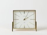une petite horloge posée sur une table