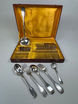 couverts dans un coffret contenant des cuillères, des fourchettes et des cuillères-cuillères