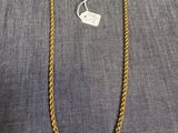un collier à chaîne en or muni d'une pendentif