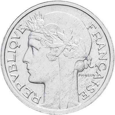 gros plan d'une pièce de monnaie sur laquelle figure une tête de femme