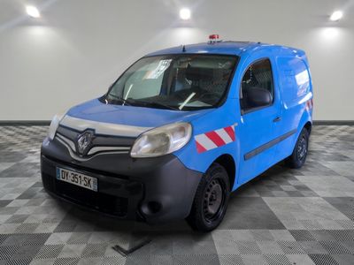 la photo d'une camionnette bleue garée dans un garage