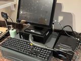un ordinateur de bureau posé sur un plan de travail en granit