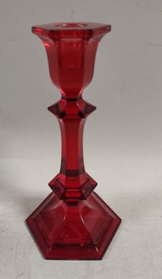 une paire de bougeoirs en verre rouge sur fond blanc