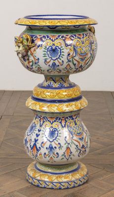 un vase posé sur une table en bois
