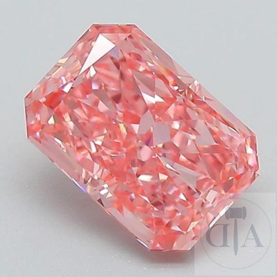 un gros plan d'un diamant rose sur une surface blanche