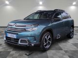 SUV bleu Citroën garé dans un showroom au sol à carreaux