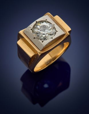 a yellow gold ring with a diamond set in the center