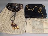 deux sacs et un sac à main posés sur une table
