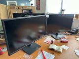 deux écrans posés l'un à côté de l'autre sur un bureau