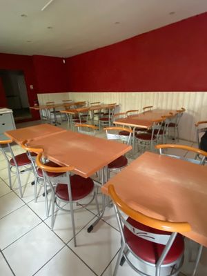 48 chaises + 8 tables de 4 personnes