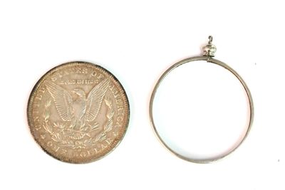 une image représentant une pièce d'argent et une bague en argent sur un fond blanc