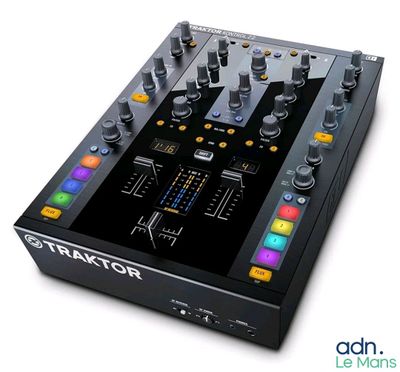 une table de mixage posée sur une table