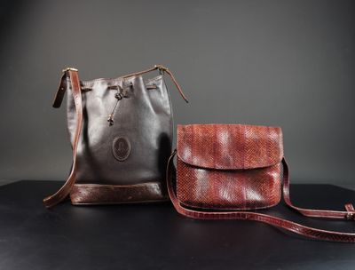 deux sacs marron et noirs posés sur une table noire