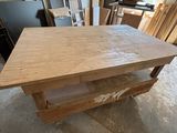 une grande table en bois au milieu d'une pièce