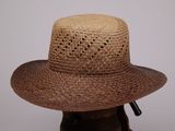 un chapeau marron troué, posé sur la tête d'un mannequin