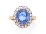 une bague à grappes de saphirs et de diamants