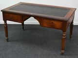 un petit bureau avec un plateau en verre
